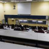 Lungo tutto il perimetro scorgiamo le aule impiegate per le lezioni: ne intravediamo una con l�inedita disposizione di banchi a tribuna, tipica dei campus americani